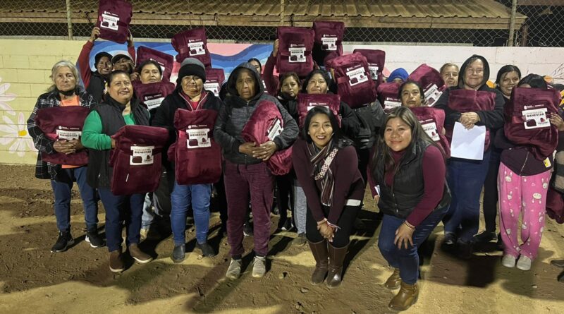 ENTREGA BIENESTAR SOCIAL COBIJAS, EN LA DELEGACION DE CAMALU.