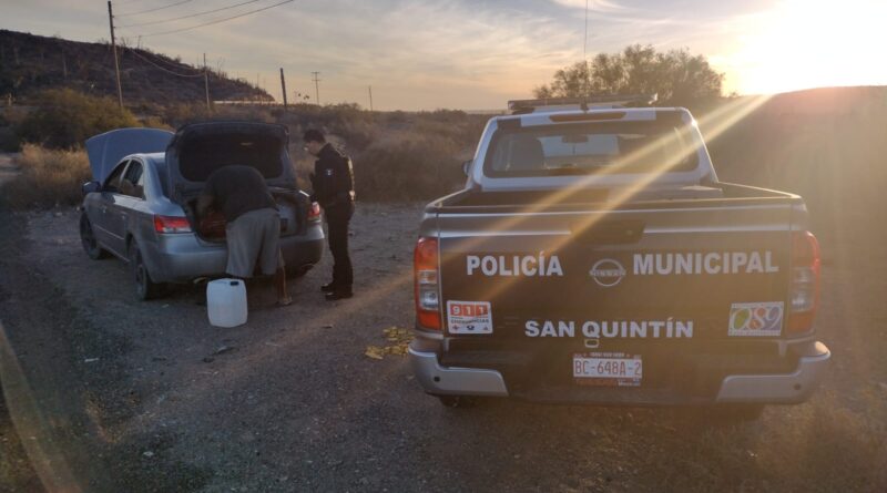 AGENTES DE LA DSPM, APOYAN A CONDUCTOR, TRAS REGISTRAR SU AUTO FALLAS MECANICAS.